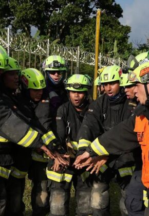 Bomberos caleños envían mensajes desde Venezuela; continúan las labores de búsqueda