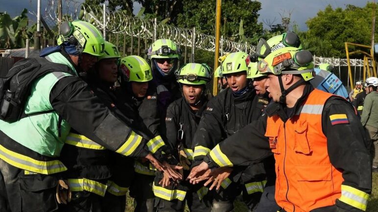 Bomberos caleños envían mensajes desde Venezuela; continúan las labores de búsqueda