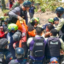 Rescatistas colombianos completan más de 96 horas de búsqueda ininterrumpida en Venezuela