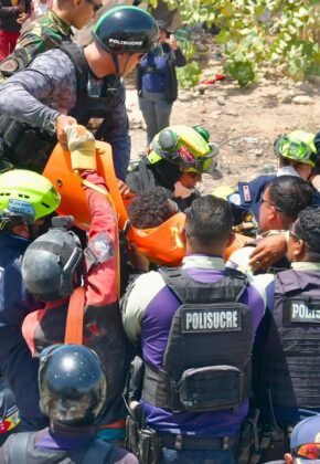 Rescatistas colombianos completan más de 96 horas de búsqueda ininterrumpida en Venezuela