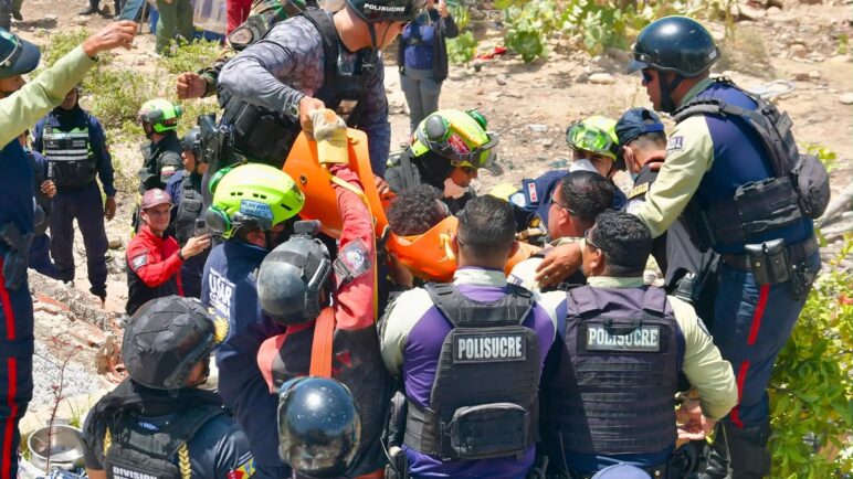 Rescatistas colombianos completan más de 96 horas de búsqueda ininterrumpida en Venezuela