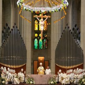 El papa León XIV lidera ceremonia religiosa en la emblemática Sagrada Familia
