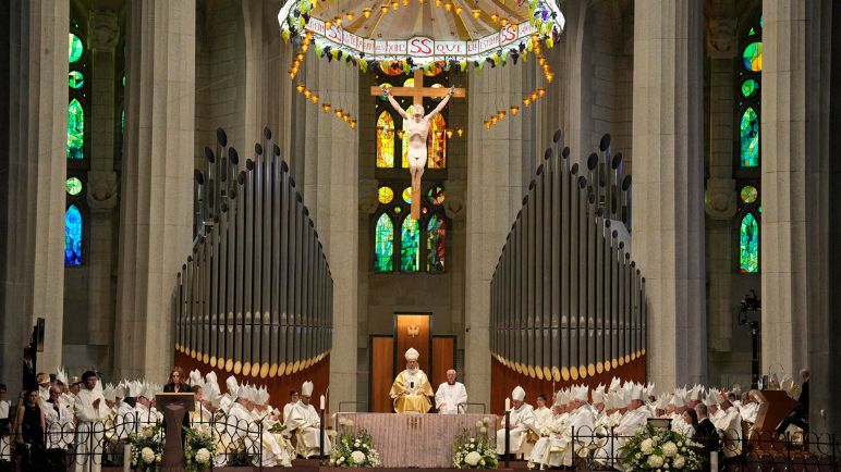 El papa León XIV lidera ceremonia religiosa en la emblemática Sagrada Familia