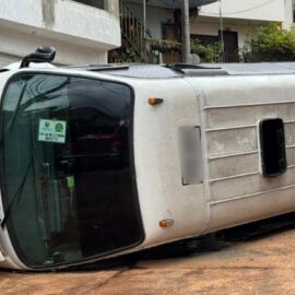 Seis menores heridos tras accidente de buseta escolar; hipótesis de la causa del volcamiento