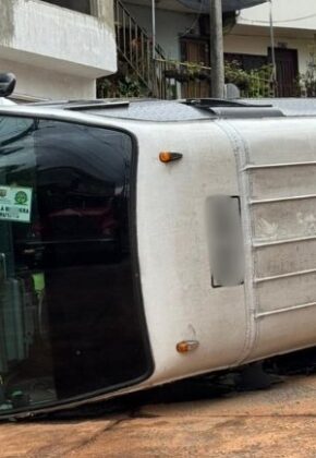 Seis menores heridos tras accidente de buseta escolar; hipótesis de la causa del volcamiento