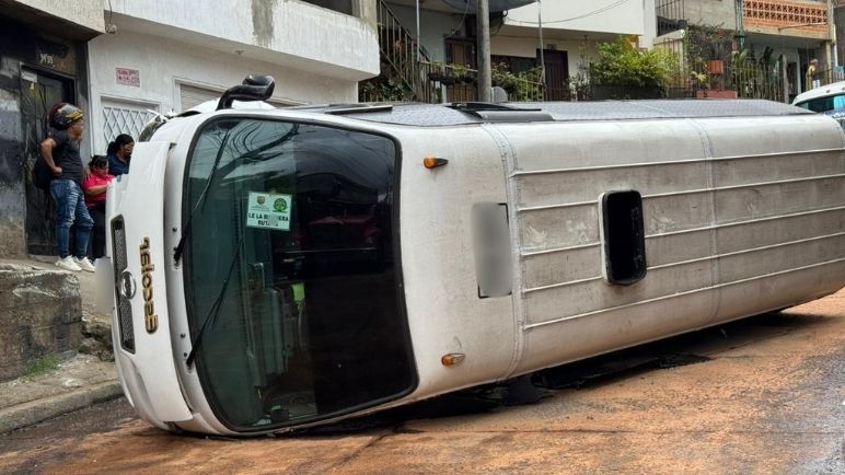 Seis menores heridos tras accidente de buseta escolar; hipótesis de la causa del volcamiento