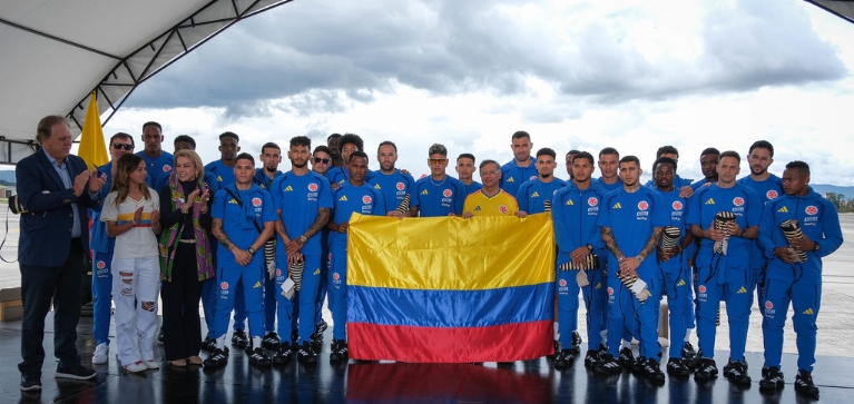 Video: Así fue como el presidente Petro entregó la bandera a la Selección Colombia antes de su viaje al Mundial