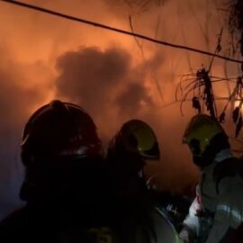 Bomberos controlaron incendio estructural en el oriente de Cali; reportan afectaciones