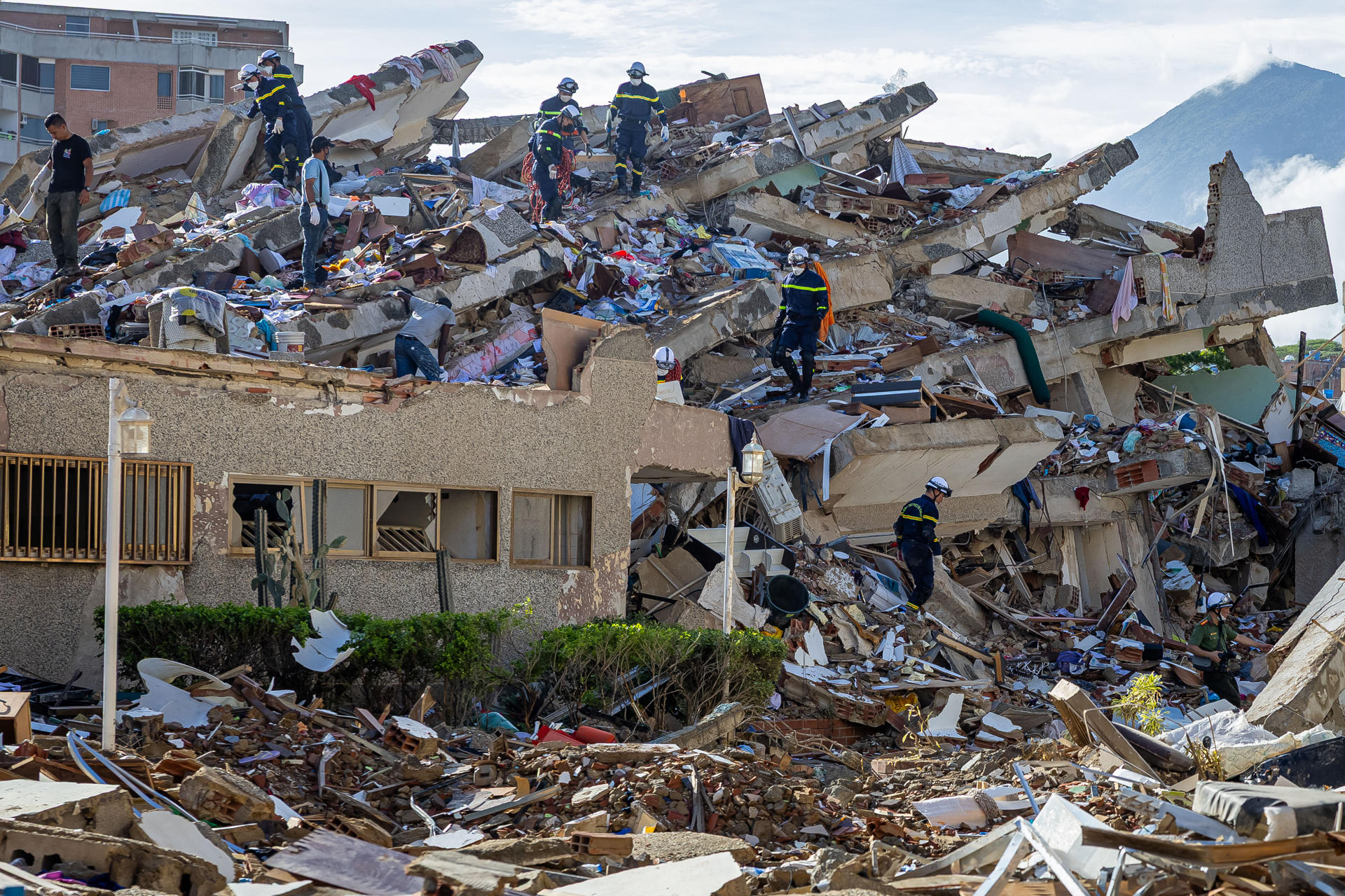 Rescatan con vida a un niño de 3 años seis días después de los terremotos en Venezuela