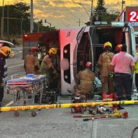 Imágenes: Bus de transporte especial se volcó en el sur de Cali