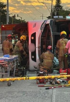 Imágenes: Bus de transporte especial se volcó en el sur de Cali; conductor quedó atrapado
