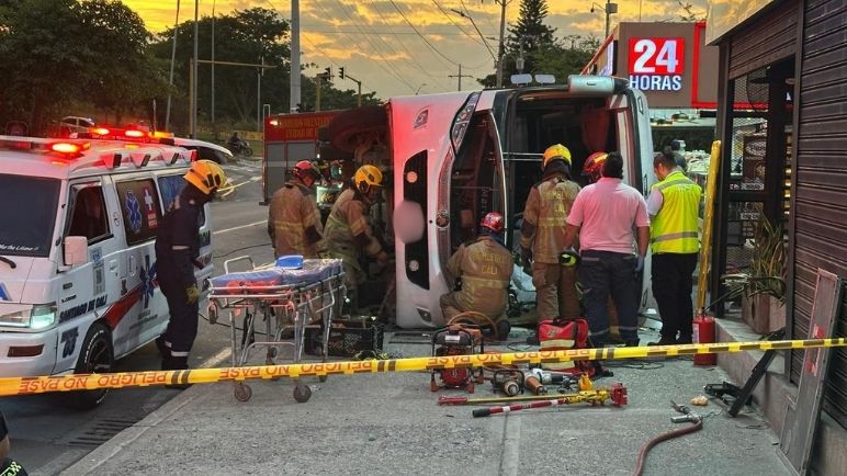 Imágenes: Bus de transporte especial se volcó en el sur de Cali