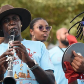 El 'Desfile de Colonias' llena a Cali de marimbas y color dando apertura al Petronio Álvarez 2026
