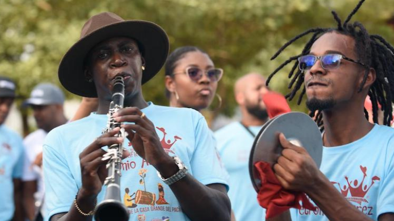 El 'Desfile de Colonias' llena a Cali de marimbas y color dando apertura al Petronio Álvarez 2026