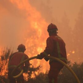 Autoridades mantienen la alerta por el megaincendio en Gironda
