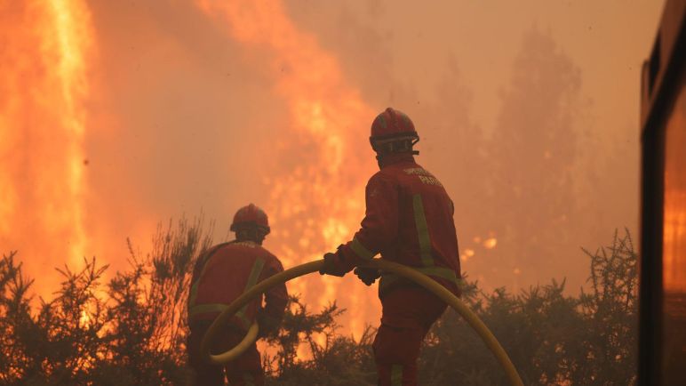 Autoridades mantienen la alerta por el megaincendio en Gironda