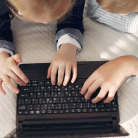 Importante país europeo restringe uso de redes sociales a menores de edad: ¿qué razones tuvo?