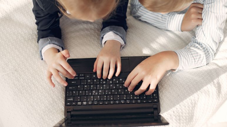 Importante país europeo restringe uso de redes sociales a menores de edad: ¿qué razones tuvo?