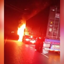 Incineran tractocamión en la vía Buga-Buenaventura