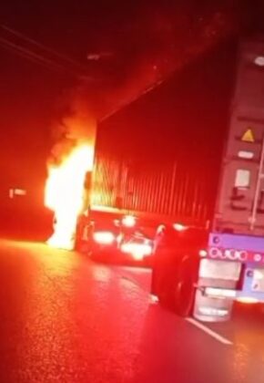 Incineran tractocamión en la vía Buga-Buenaventura