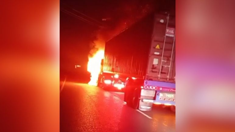 Incineran tractocamión en la vía Buga-Buenaventura