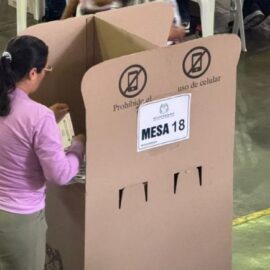 ¿Existe el ''voto fusil'' en los municipios de Colombia tras la segunda vuelta presidencial? Esto explica la MOE