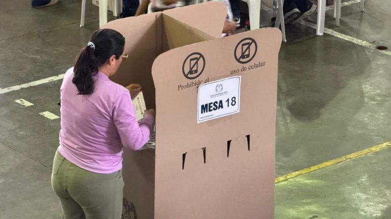 ¿Existe el ''voto fusil'' en los municipios de Colombia tras la segunda vuelta presidencial? Esto explica la MOE
