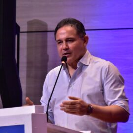 El uribista Honorio Henríquez presidirá Senado de Colombia tras lograr apoyo del petrismo