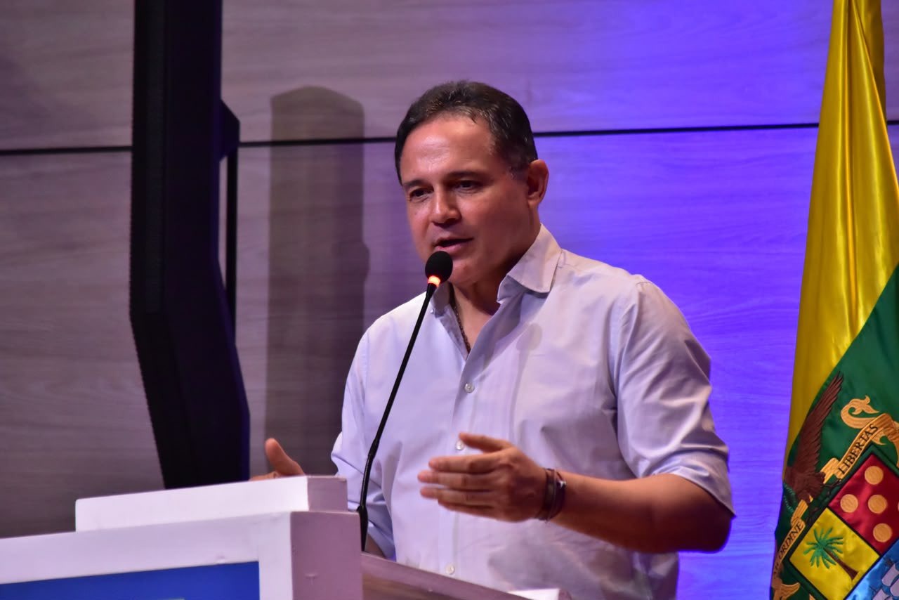 El uribista Honorio Henríquez presidirá Senado de Colombia tras lograr apoyo del petrismo
