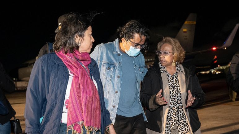 El activista Beto Coral llega a Colombia deportado de EEUU un mes después de su detención