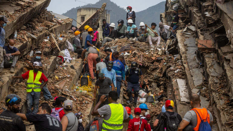 Ascienden a 2.295 el número de fallecidos por el doble terremoto en Venezuela