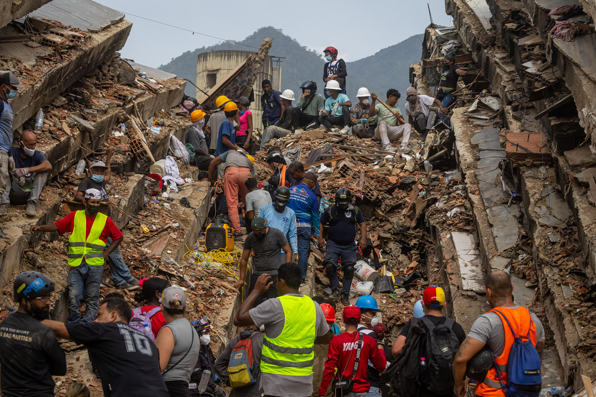 Ascienden a 2.295 el número de fallecidos por el doble terremoto en Venezuela