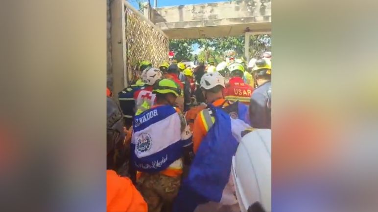 Rescatan con vida a hombre que permaneció más de siete días bajo los escombros en Venezuela