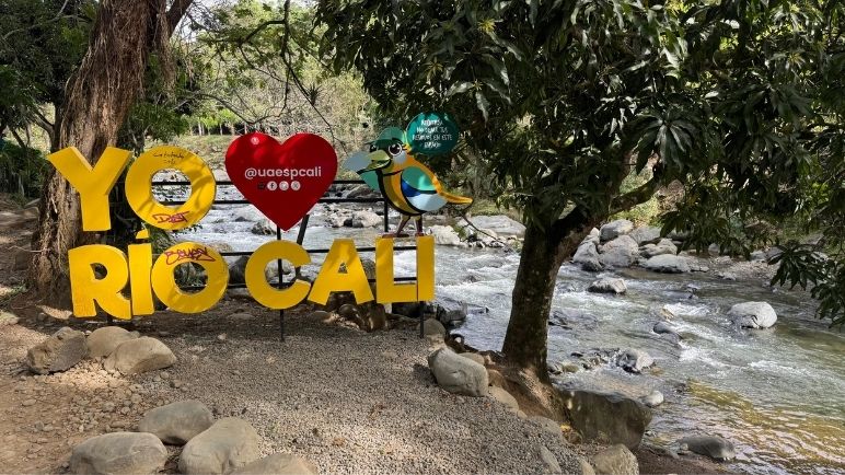 Calor dispara visitas al río Cali y residentes denuncian caos por movilidad y basuras
